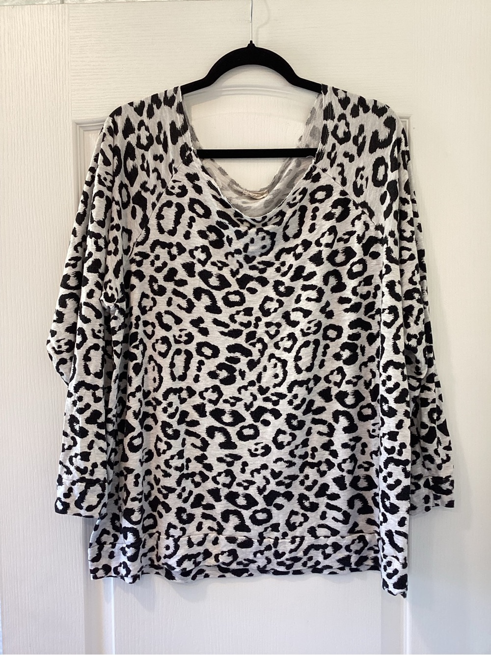 1.4.3. Story by Line Up Black & White Leopard Print V-Neck Blouse 3XL Euc